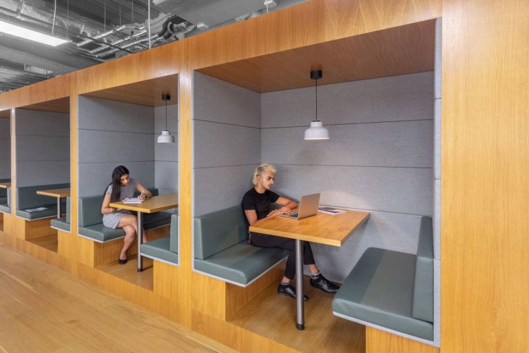 Glasgow - G2 4JR \ Shared Workspace for Rent with Hot Desks Available
