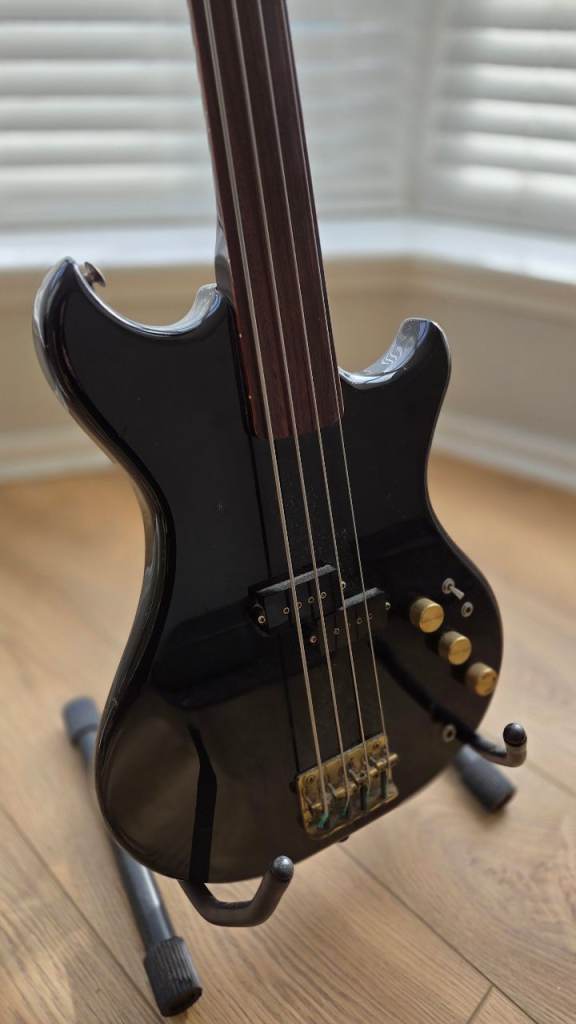 Westone Thunder 1-A Fretless bass (black)