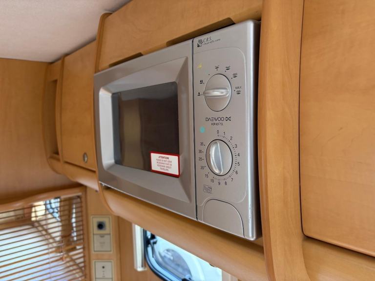  BAILEY PAGEANT BURGUNDY -FIXED BED CARAVAN WITH CORNER WASHROOM & MOTORMOVER