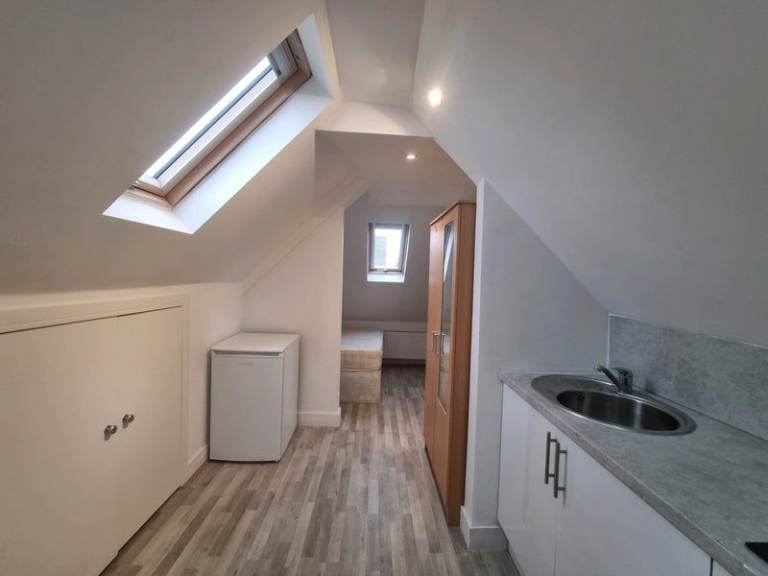 LARGE LOFT STUDIO BRYONY  ROAD SHEPHERDS BUSH W12