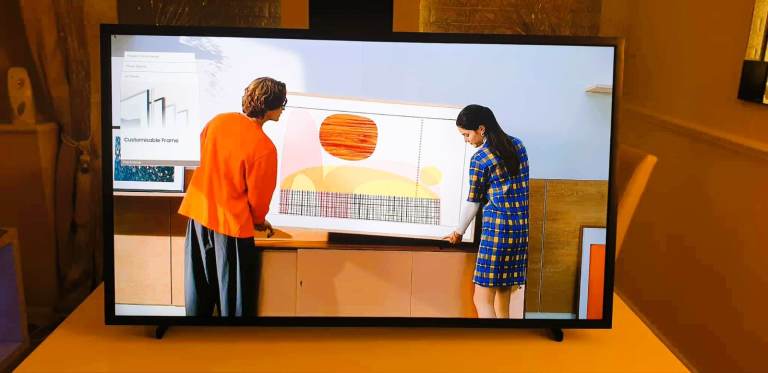 SAMSUNG The Frame QE32LS03C 32" 4K QLED HDR10+ 120HZ SMART TV with Rotate wall bracket - NEW