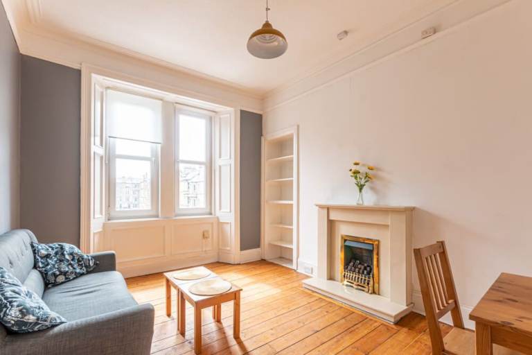 Bright and desirable, 2 bedroom, top floor flat in Fountainbridge – available NOW