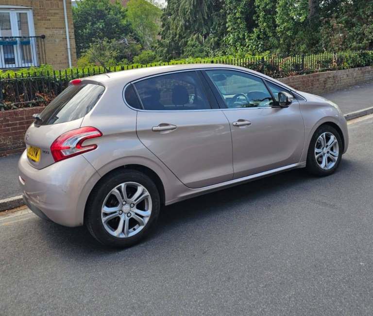 Peugeot, 208, Hatchback, 2013, Manual, 1397 (cc), 5 doors