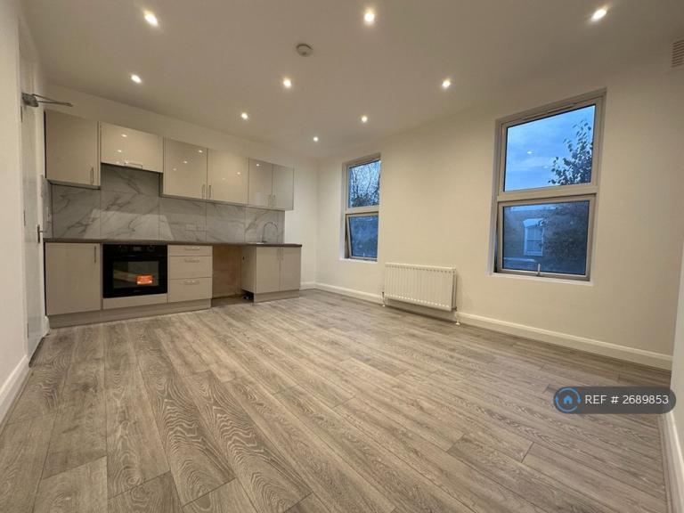 2 bedroom flat in Median Road, London, E5 (2 bed) (#2689853)
