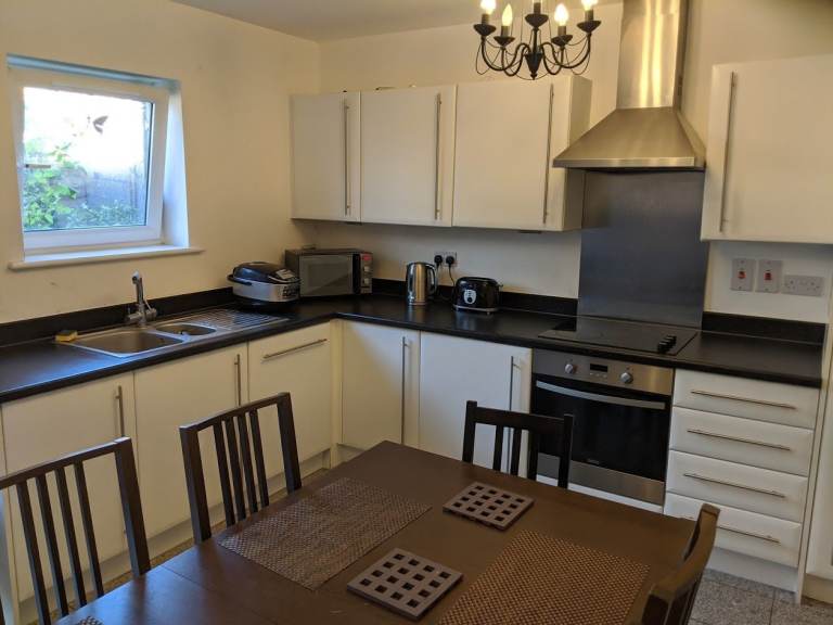 Spacious double room in quiet house - All bills incl.