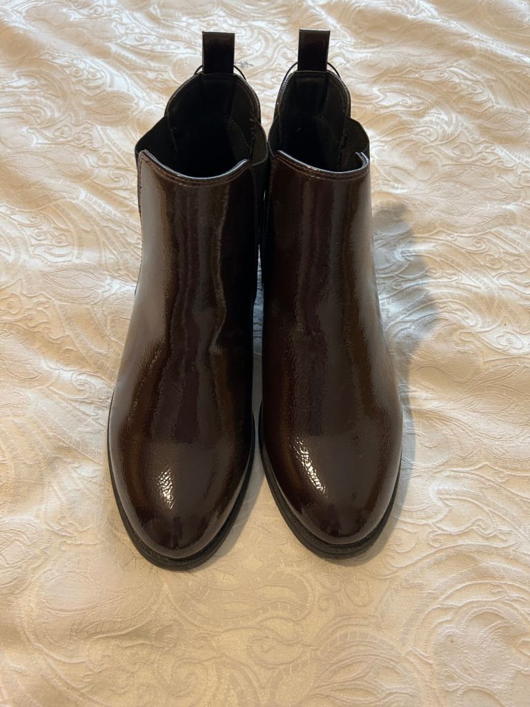Women’s Chelsea boots N/W/T