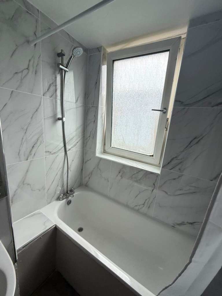 DOUBLE ROOM AVAILABLE NOW CANARY WARF, E14– 3 minutes from station