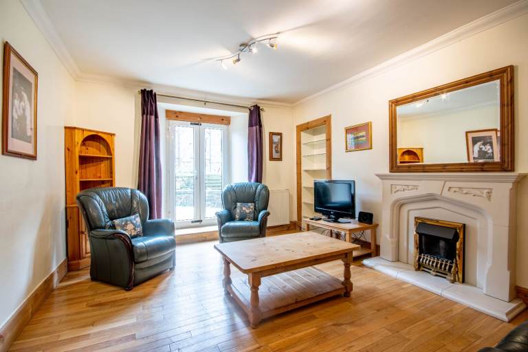 Beautiful, 4 bedroom, 5 person HMO, basement flat in Canonmills – available June