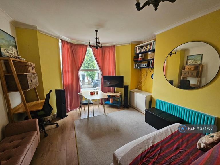 1 bedroom flat in Eastdown Park, London, SE13 (1 bed) (#2747951)