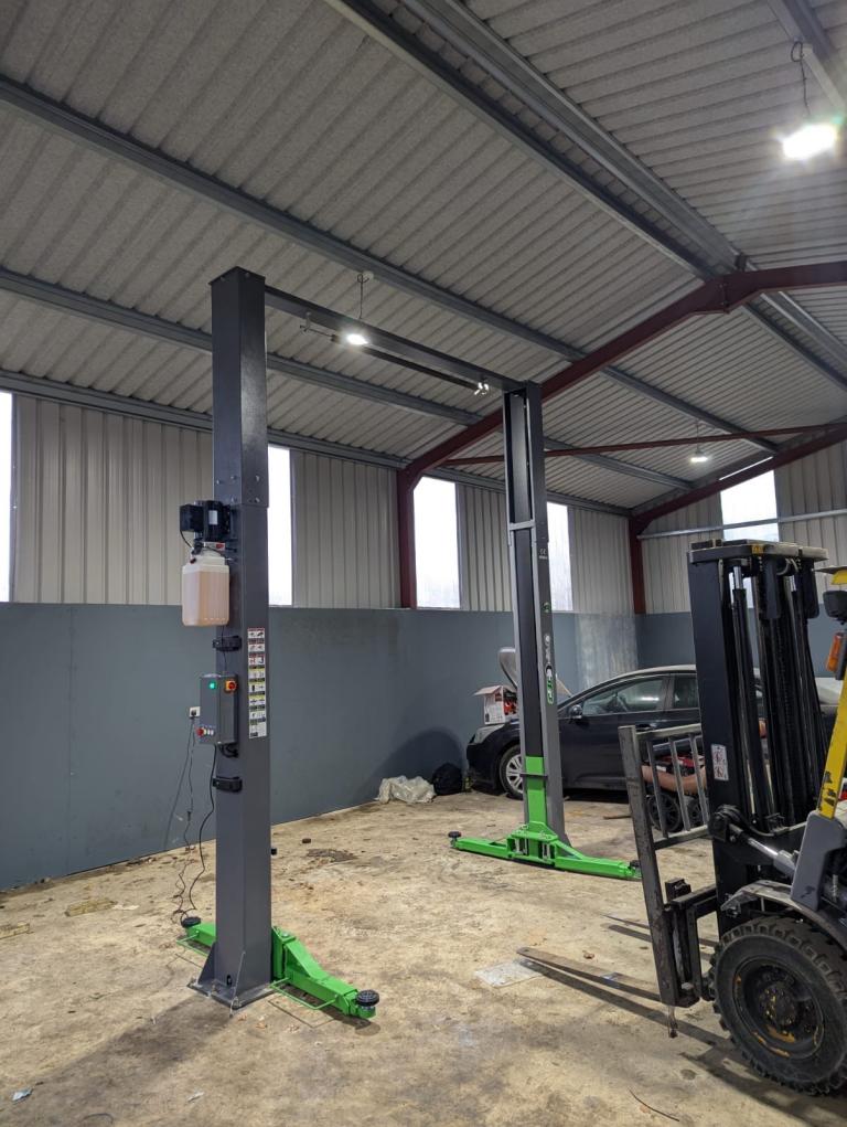Clear Floor 2 Post 4 Ton Lift 