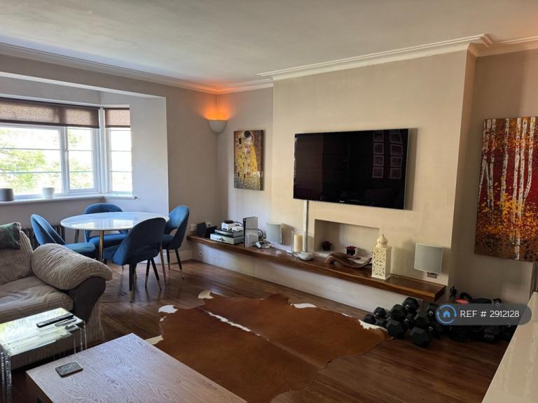 2 bedroom flat in Streatham Court, London, SW16 (2 bed) (#2912128)