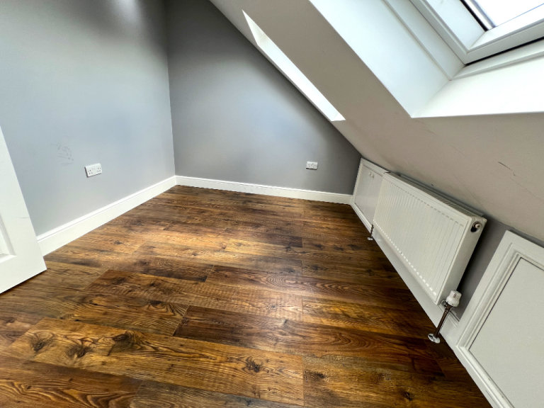 Excellent 6 bedrooms House with converted conservatory of one bedroom flat near Redbridge Station 