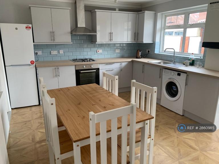 1 bedroom in Martindale Road, London, TW4 (#2860985)