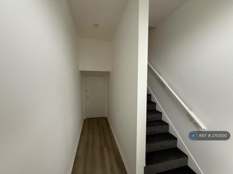 2 bedroom flat in Hanbridge Avenue, Newcastle-Under-Lyme, ST5 (2 bed) (#2703130)