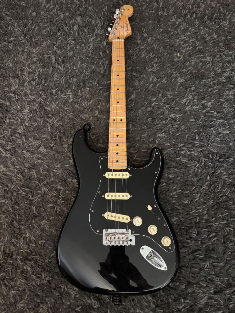 Fender Player Stratocaster – Black/Maple – Made in Mexico (2020) – Hiscox Hard Case