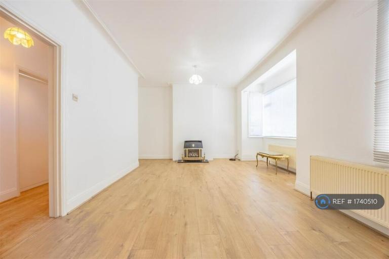 3 bedroom house in North Crescent, Southend-On-Sea, SS2 (3 bed) (#1740510)