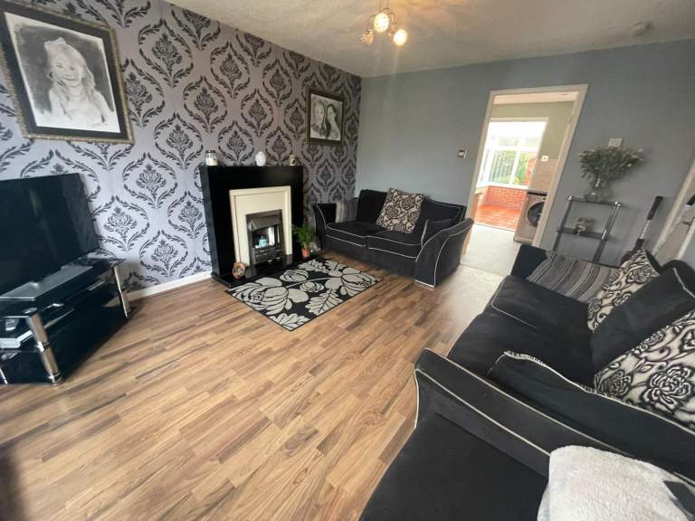 Semi Detached House available for long Let S71 area