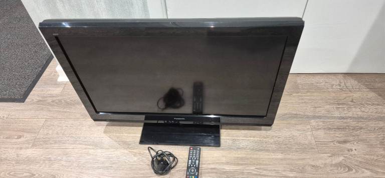 Panasonic 32"LCD TV, remote + power lead