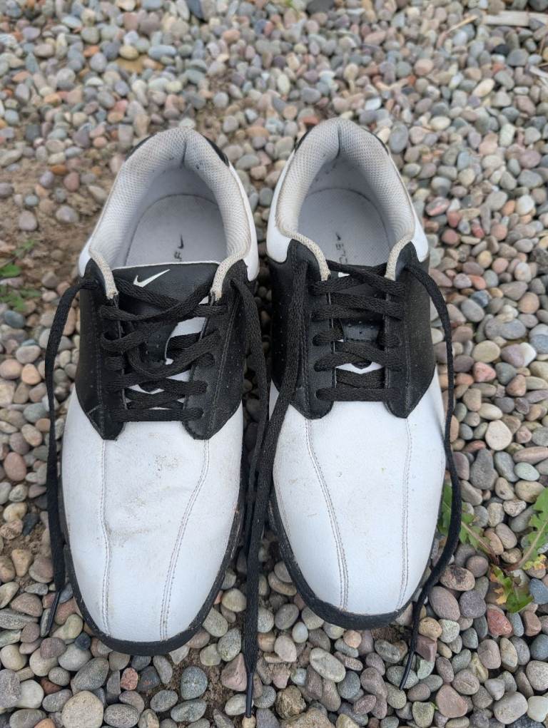 Pair of size 7 golf shoes free!