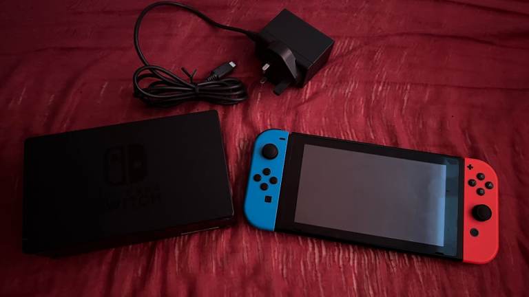 Nintendo Switch V1 (2017) - 32GB - Neon Blue/Neon Red Controllers