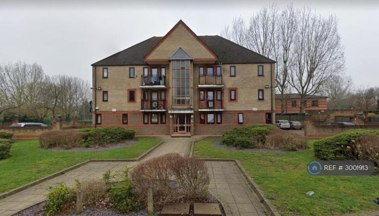 2 bedroom flat in Drake Crescent, London, SE28 (2 bed) (#3001913)