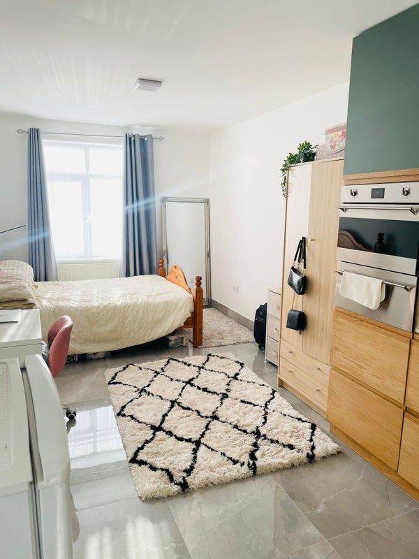 Ground Floor Studio Flat Including Bills  Near warner brothers studio