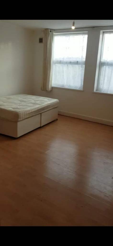 Spacious Studio Apartment on New Cross Road SE14