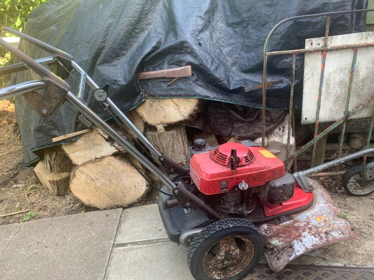The Honda UM21 is a robust, professional-grade three-wheel rough-cut mower.