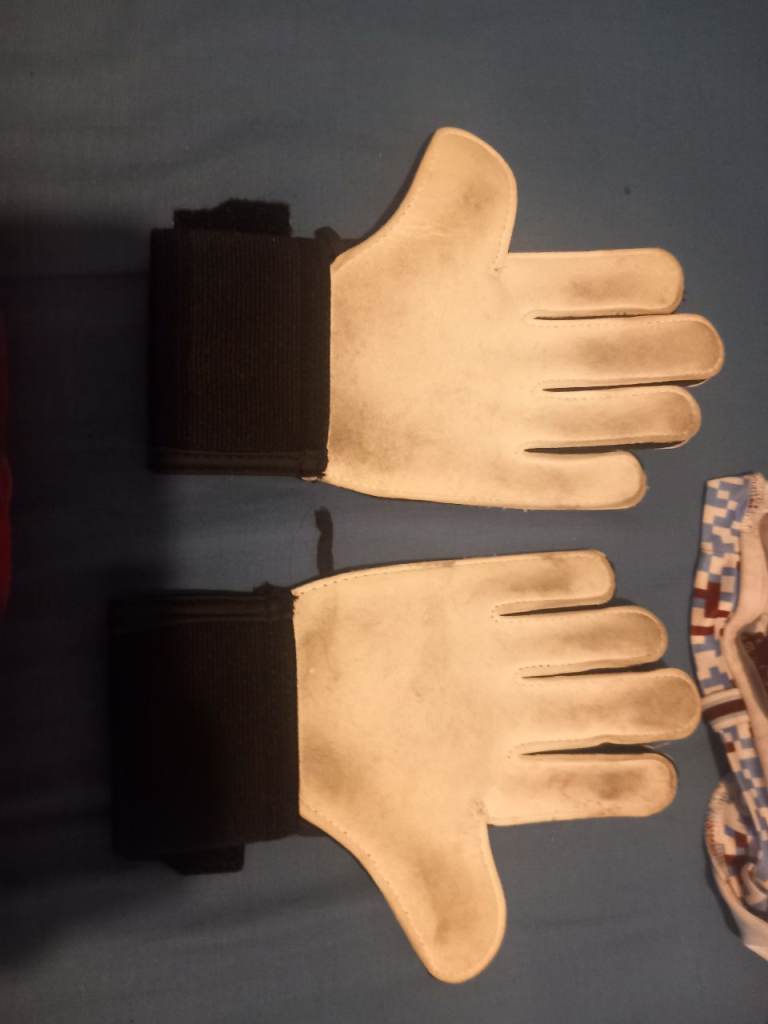 Goalkeeper gloves