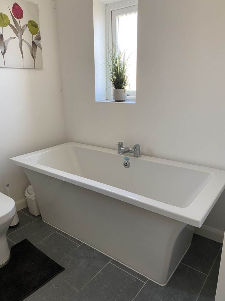 Free standing white bath