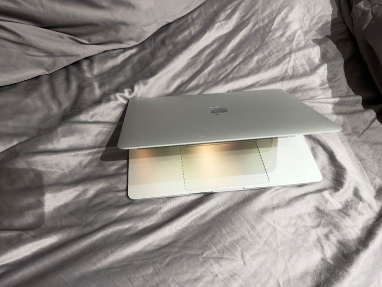 CAN HAND DELIVER, MACBOOK PRO 2020 13” LAPTOP I5,16GB RAM,256GB SSD SILVER, BATTERY CYCLE 220