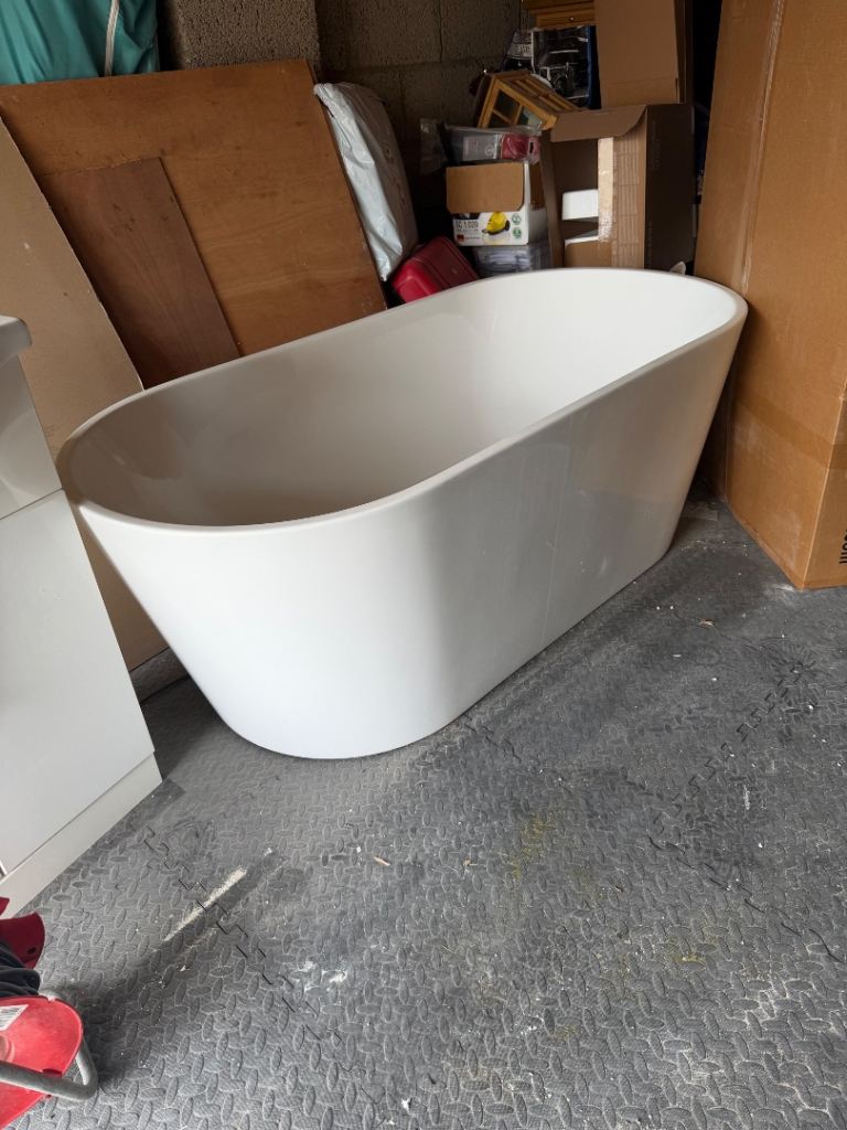 Freestanding White Bathtub RRP £799