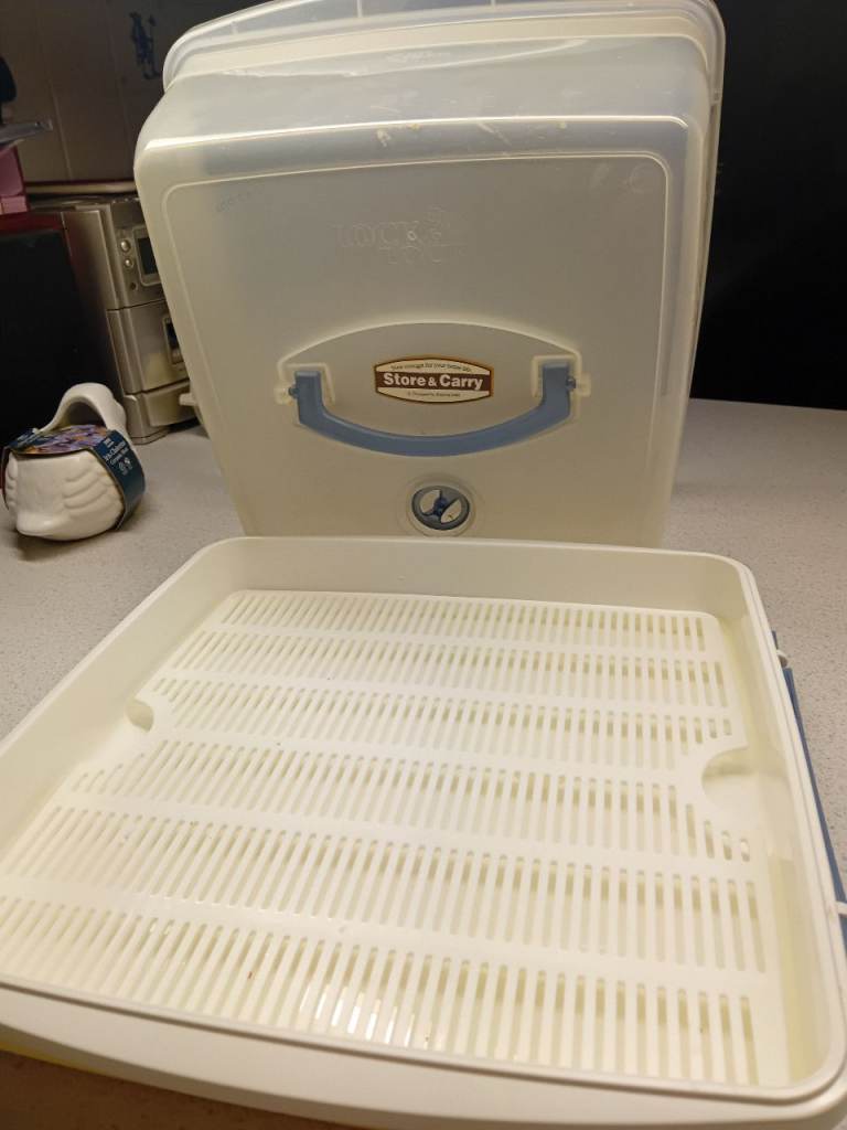 Lockable carrying cake box