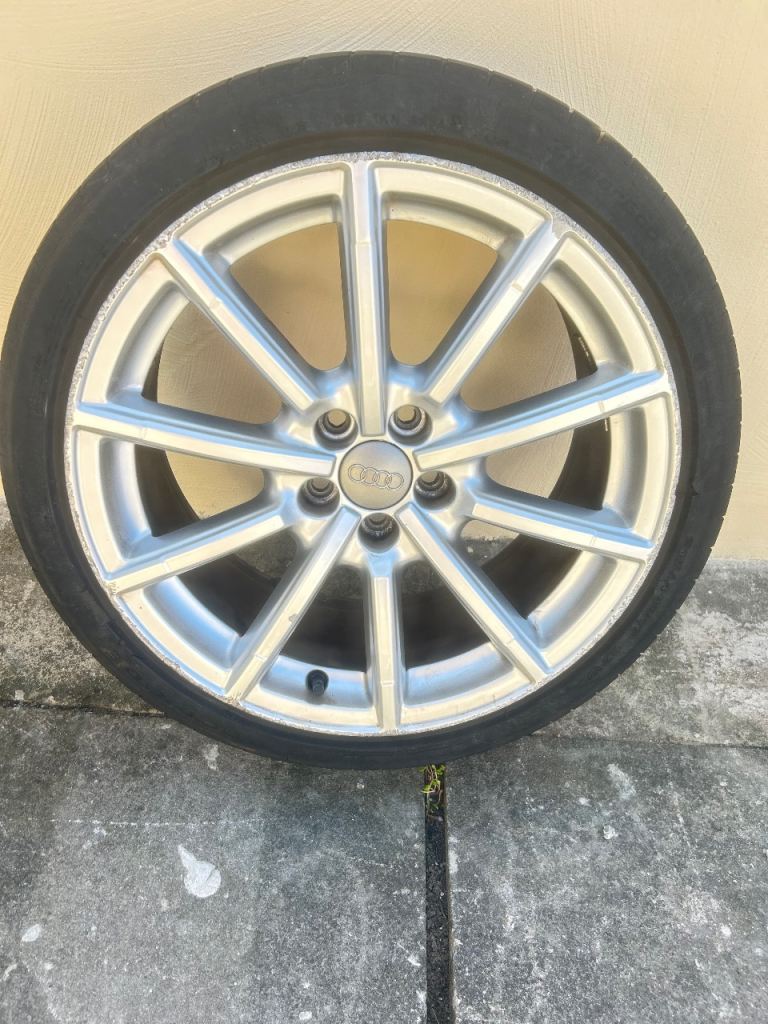 Audi wheel trims and tyre