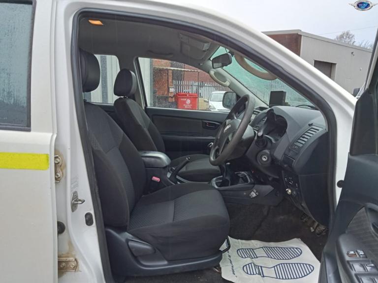 TOYOTA HILUX 2.5 D-4D Active White Manual Diesel 2016