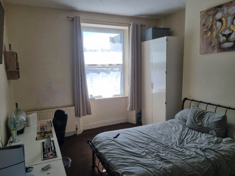 Large double room in Shared house  