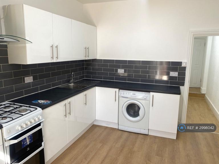 1 bedroom flat in Wakefield St, London, E6 (1 bed) (#2998042)