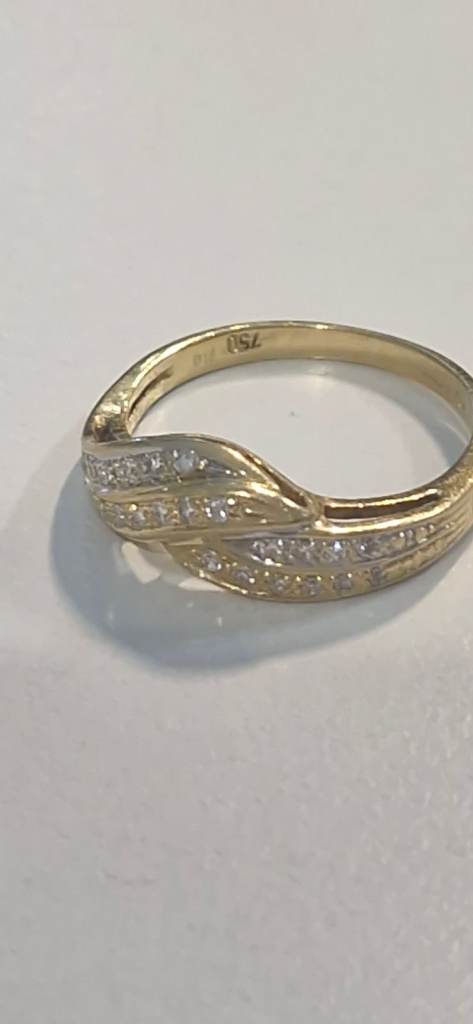 Diamond crossover ring with diamonds in 18ct carat 