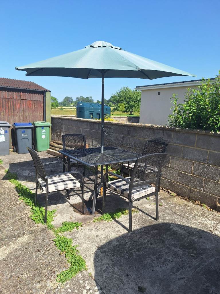 Garden table & 4 chairs with cushions