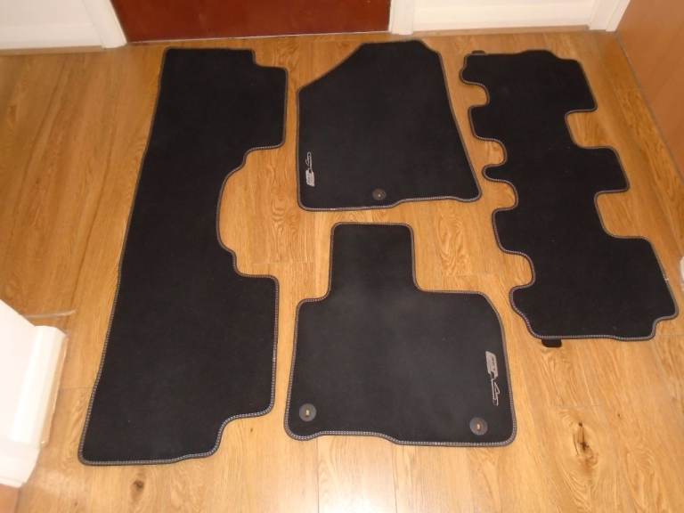 ALMOST NEW SET OF 4 BLACK MATERIAL genuine KIA SORENTO GT-LINE S CAR MATS with WHITE PIPING