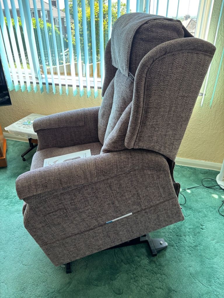 Lift and recliner cosi chair