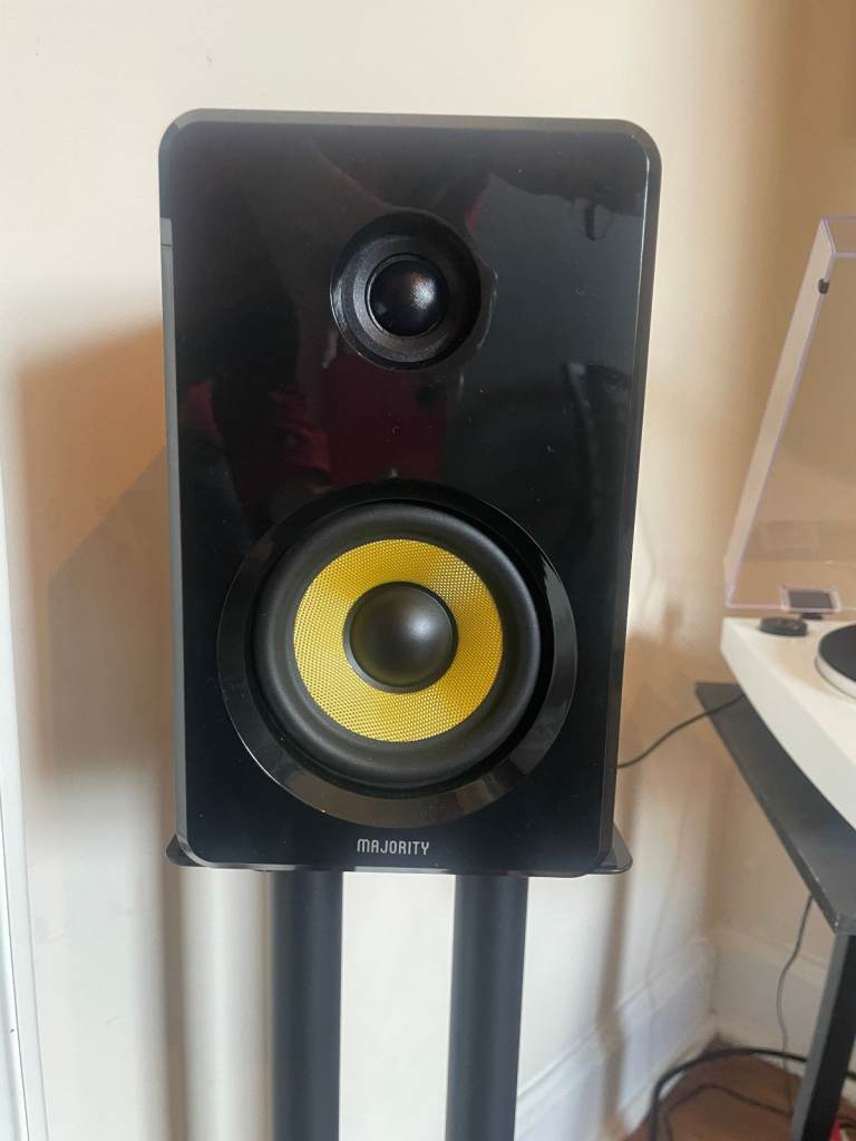 Majority D40 Active speakers with stands
