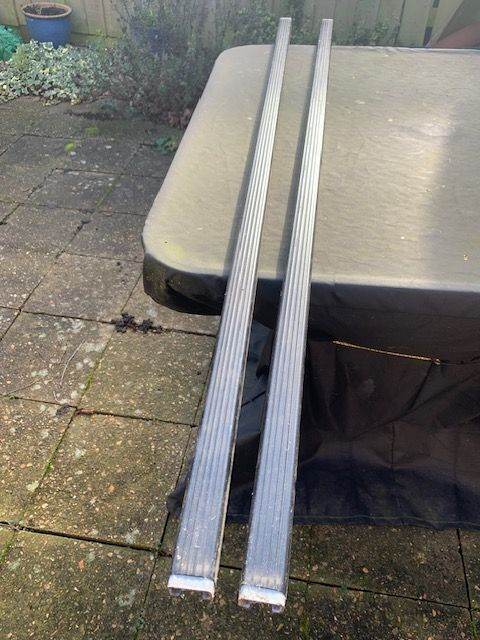 Thule rectangular 135cm roof bars (bars only) 