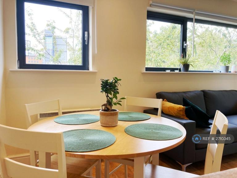 2 bedroom flat in Tower Bridge Road, London, SE1 (2 bed) (#2710345)