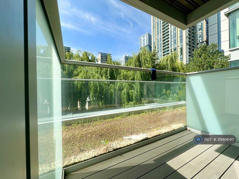 Studio flat in Pan Peninsula Square, London, E14 (#2946640)