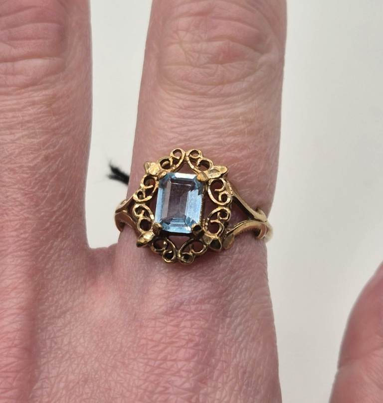 9ct yellow gold and emerald cut blue topaz ring