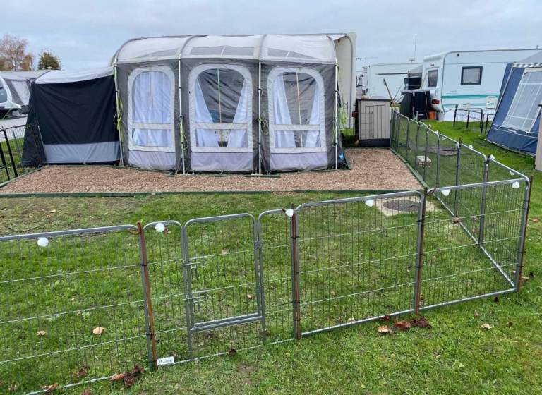 24 fence panels 80x8ocm, includes 3 gates