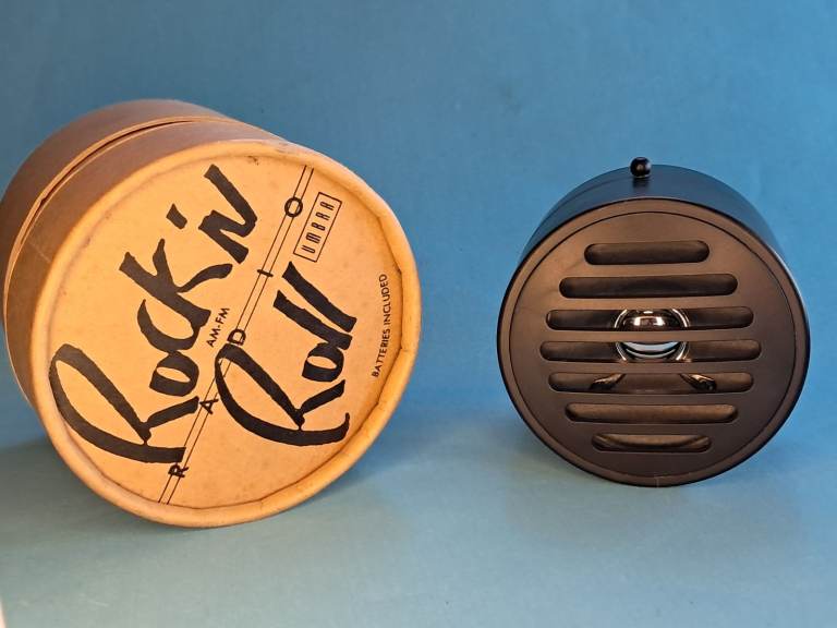 Vintage 1970's Rock N Roll UMBRA AM/FM Battery Powered Portable Mini Radio.