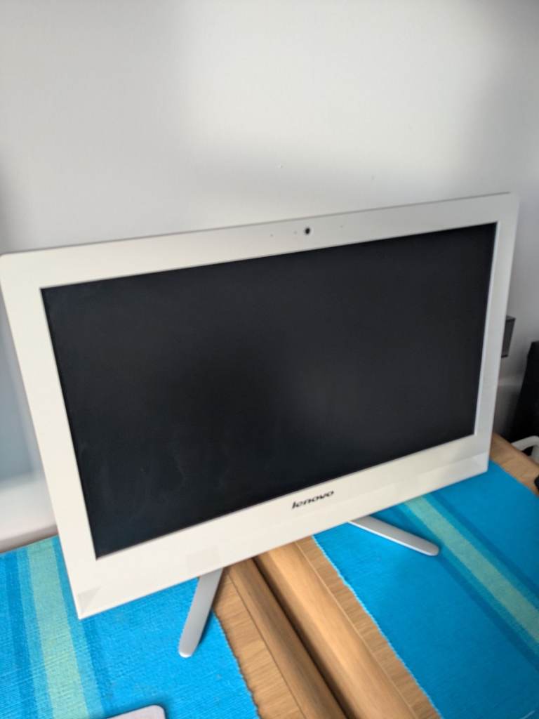 Lenovo 22" All in One Desktop PC 256gb SSD Windows 11 Pro with keyboard and mouse.