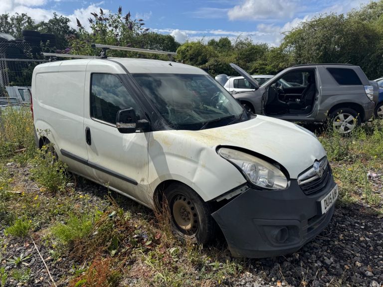 Vauxhall combo van 1.3 2015 white BREAKING FOR PARTS 